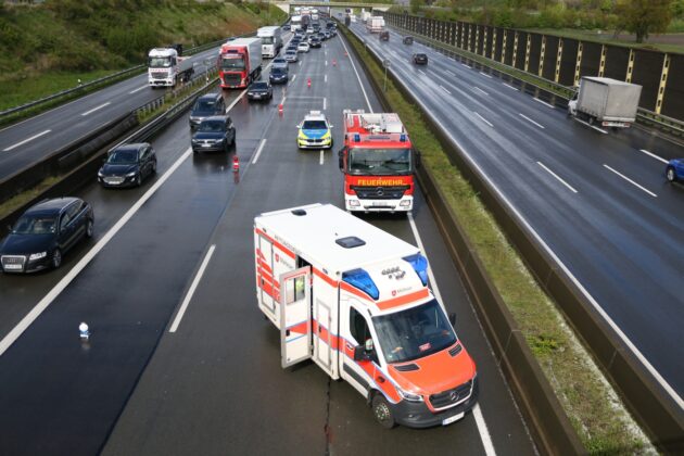 PKW auf Autobahn 1 bei Osnabrück umgekippt, eine Person schwer verletzt