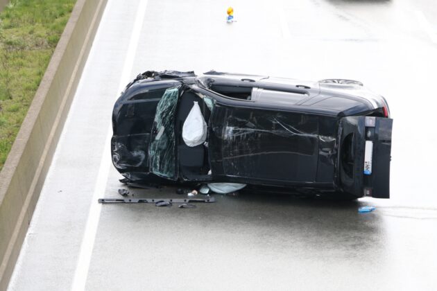 PKW auf Autobahn 1 bei Osnabrück umgekippt, eine Person schwer verletzt