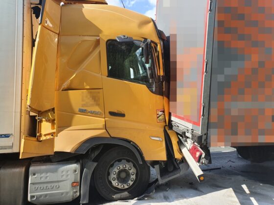 Schwer und lebensgefährlich Verletzte nach Unfall mit mehreren LKW auf Autobahn A30 bei Ibbenbüren