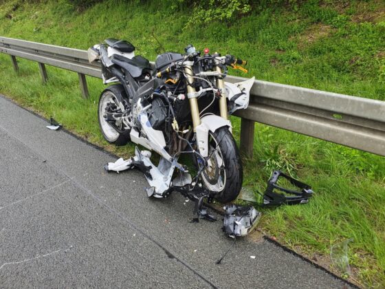 Motorradfahrer fällt auf LKW und fährt hunderte Meter mit - Unfall auf Autobahn A33