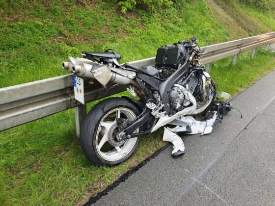 Motorradfahrer fällt auf LKW und fährt hunderte Meter mit - Unfall auf Autobahn A33