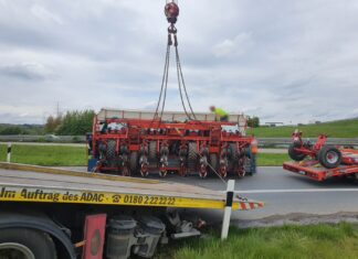 Sämaschine von LKW gefallen – Bergung im Autobahnkreuz Lotte-Osnabrück zwischen A30 und A1