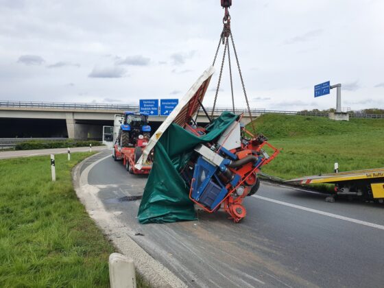 Sämaschine von LKW gefallen - Bergung im Autobahnkreuz Lotte-Osnabrück zwischen A30 und A1