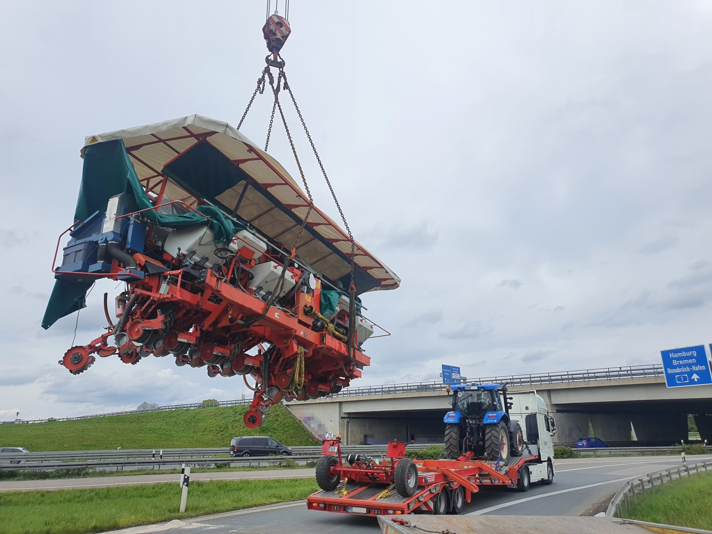Sämaschine von LKW gefallen - Bergung im Autobahnkreuz Lotte-Osnabrück zwischen A30 und A1