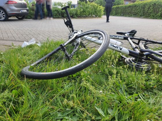PKW und Fahrrad stoßen in Belm zusammen, eine Person wird verletzt
