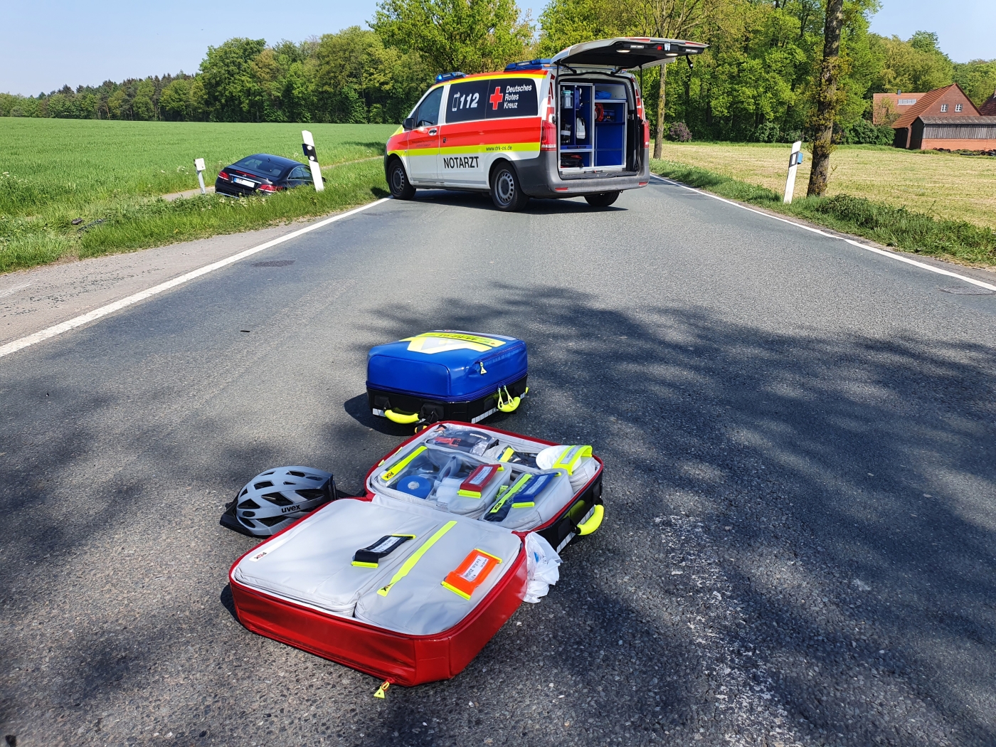 Zusammenstoß: Radfahrer stürzt, PKW fährt in Graben - Unfall auf Landstraße in Belm