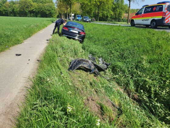 Zusammenstoß: Radfahrer stürzt, PKW fährt in Graben - Unfall auf Landstraße in Belm