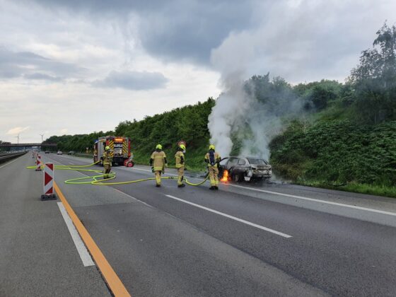 PKW brennt auf Autobahn A1 bei Bramsche lichterloh