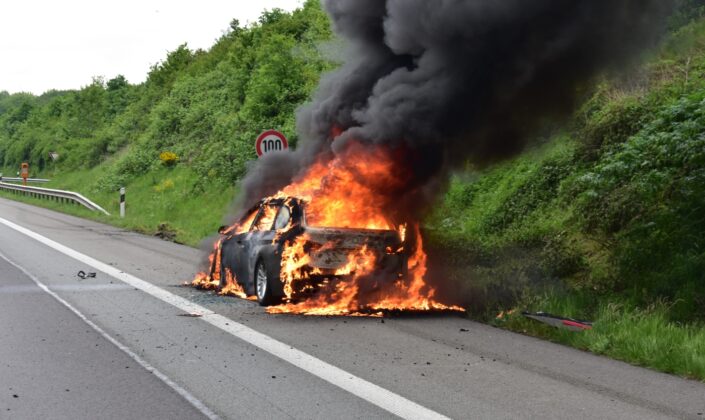 PKW brennt auf Autobahn A1 bei Bramsche lichterloh