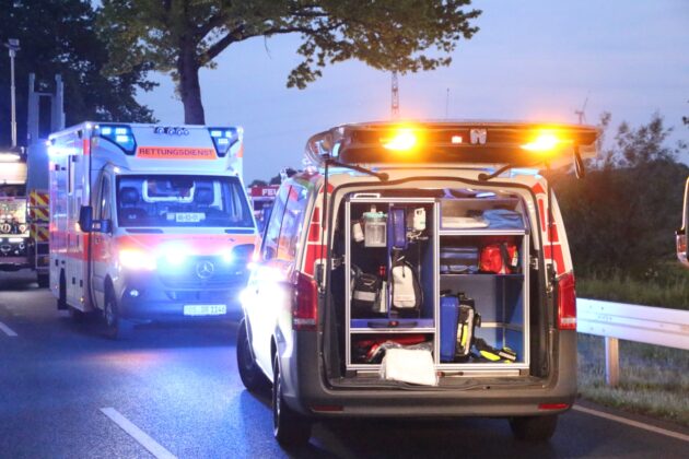 Großeinsatz: Mehrere Schwerverletzte und eine eingeklemmte Person nach PKW-Crash in Bad Iburg