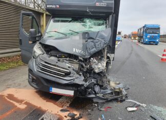 Transporter prallt auf A1 gegen Sattelzug – Fahrer schwer verletzt