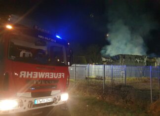 Stundenlanger Einsatz: Kfz-Werkstatt brennt lichtlerloh in Neuenkirchen im Kreis Steinfurt