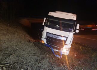 LKW kommt auf A30 bei Ibbenbüren von Fahrbahn ab