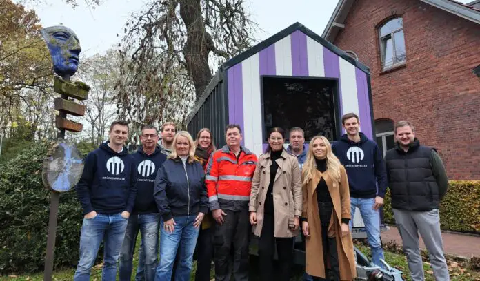 Von links: Nils Spohn (Brückenpfeiler e.G.), Ralf Spohn (Brückenpfeiler e.G.), Alexander Menke (Caritas), Mechthild Feldkamp (Caritas), Maren Wilmes (Caritas), Andreas Weber (AWIGO), Katharina Uhrberg (AWIGO), Sven Lüdecke (Little Home e.V.), Jette Mager-Roder (AWIGO), Lennard Koch (Brückenpfeiler e.G.), Phil Wesselkämper (Stadt Bersenbrück). / Foto: Christoph van Kampen, AWIGO