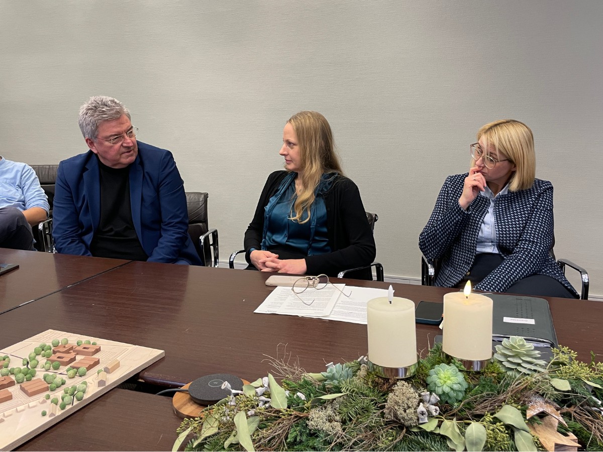 Landrätin Anna Kebschull (Mitte) und Oberbürgermeisterin Katharina Pötter (rechts) im Gespräch mit Kreisrat Matthias Selle (links).