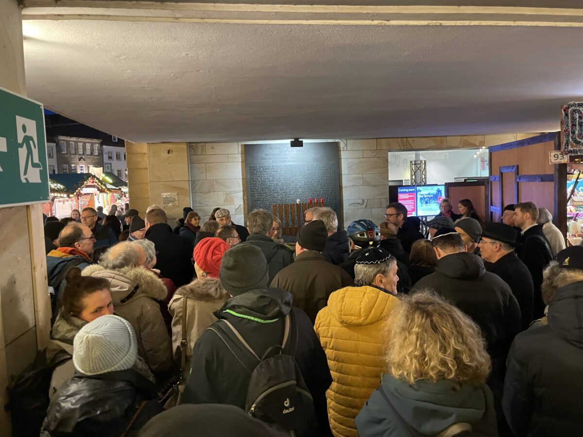 Ein Licht gegen die Dunkelheit: Chanukka-Kerzen erhellen Osnabrücks Innenstadt Chanukka-Kerzen erhellen Osnabrücks Innenstadt