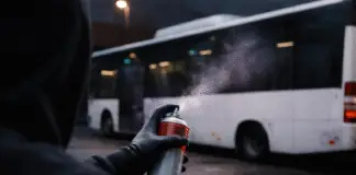 Sachbeschädigung eines Busses mit Farbe