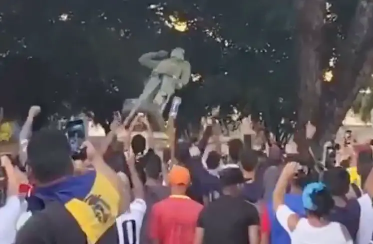 Ostberlin, Prag oder Bukarest im Winter 89/90? Eine Statue von Hugo Chávez wird in Venezuela gestürzt