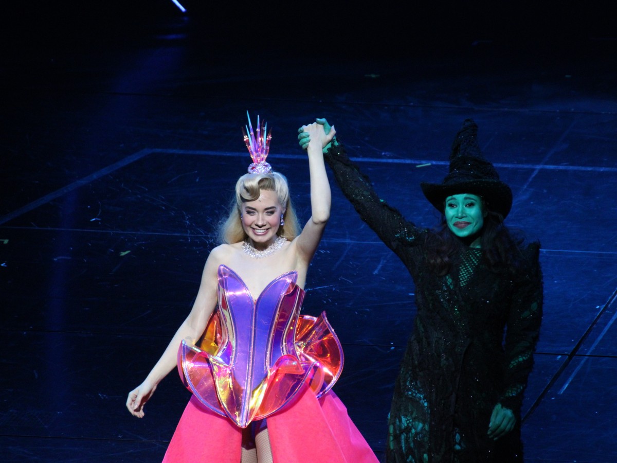 Chiara Fuhrmann (re.) als Hexe Elphaba mit Judith Caspari als Hexe Glinda im Musical "Wicked". / Foto: Dominik Lapp