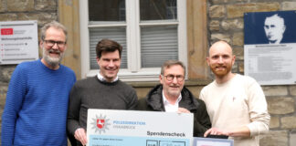 Übergabe des Spendenschecks (v.l.n.r. Heinz Hermann Flint, Hannes Nieland, Michael Maßmann, Christian Eilermann)