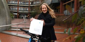 Landrätin Anna Kebschull präsentiert Radverkehrskonzept. / Foto: Henning Müller-Detert