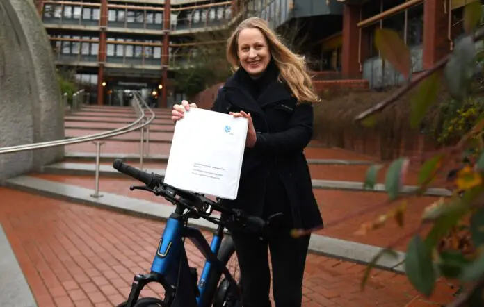 Landrätin Anna Kebschull präsentiert Radverkehrskonzept. / Foto: Henning Müller-Detert