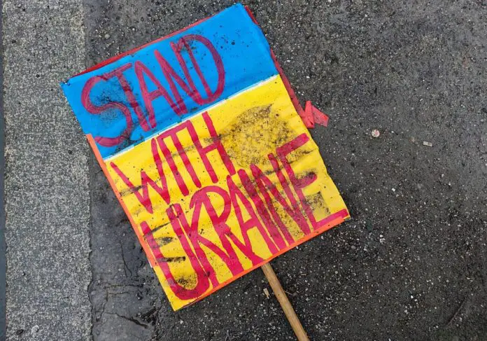 Schild "Stand with Ukraine"