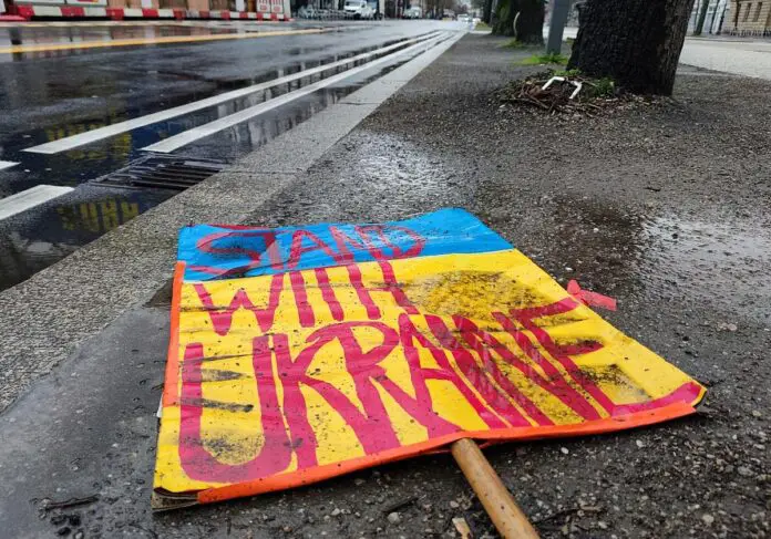 Schild "Stand with Ukraine"