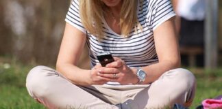 Smartphone-Nutzerin (Archiv)