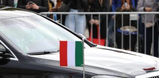 Staatskarosse mit italienischer Fahne