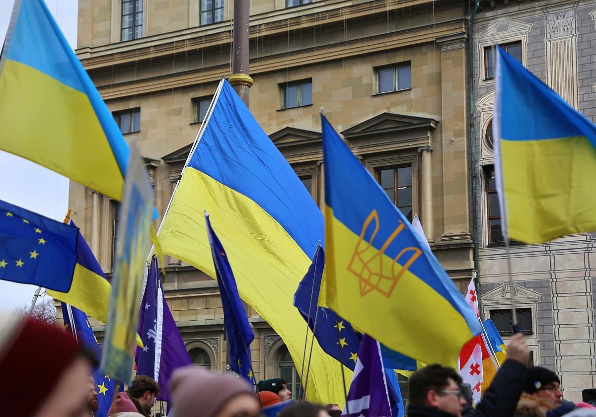 Energiekrise 2025: Wie Ukrainer in Osnabrück ihre Familien unterstützen Pro-Ukraine-Demo