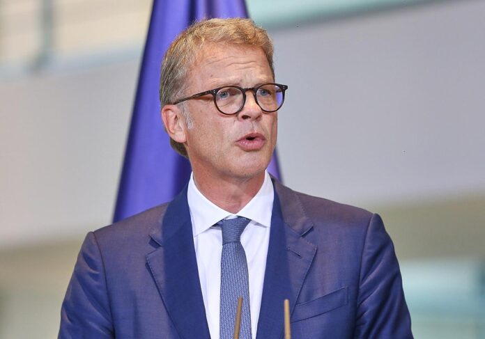 dts_image_76754_kcrjmebttt_315_1200_840.jpg Christian Sewing