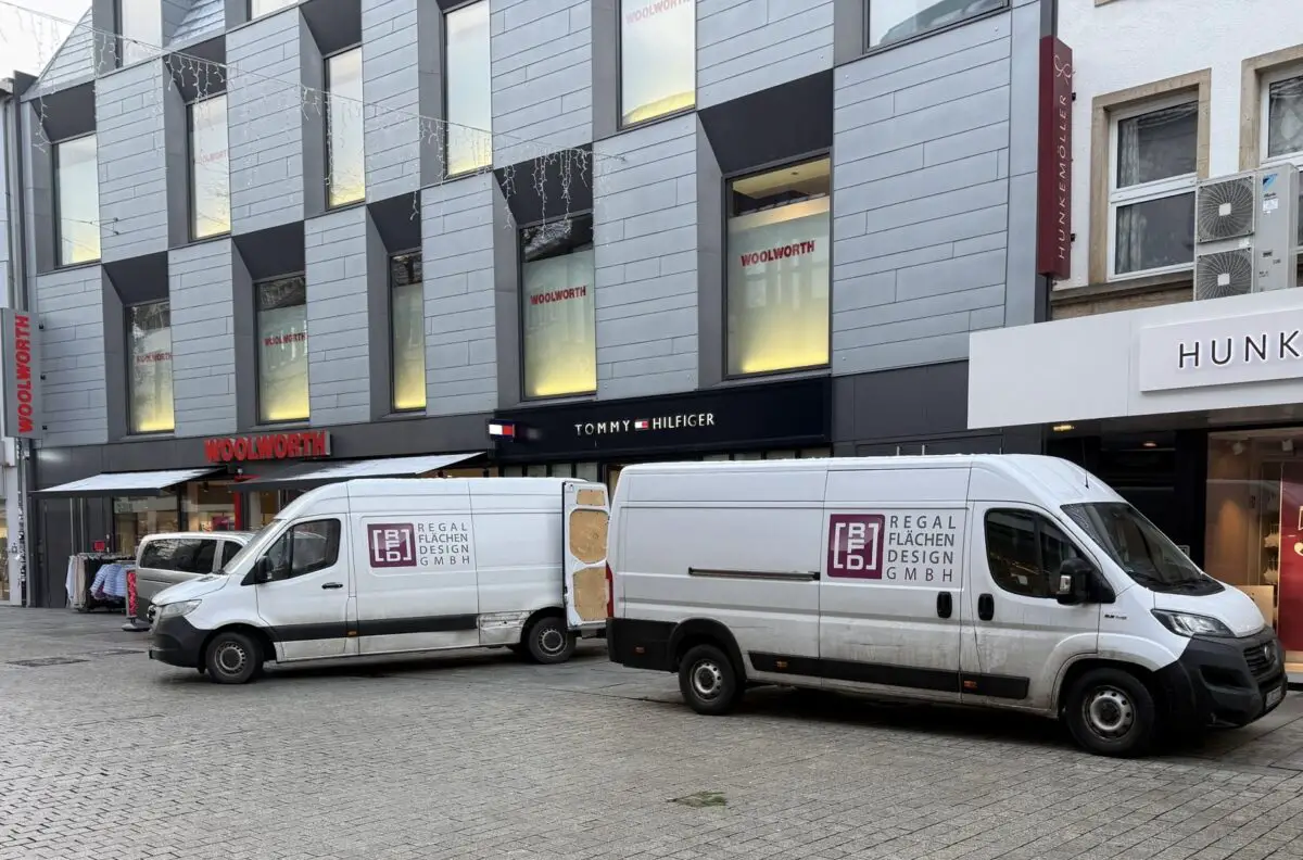 Die letzte Ware und Ladeneinrichtung von Tommy Hilfiger wird aus Osnabrück abgeholt