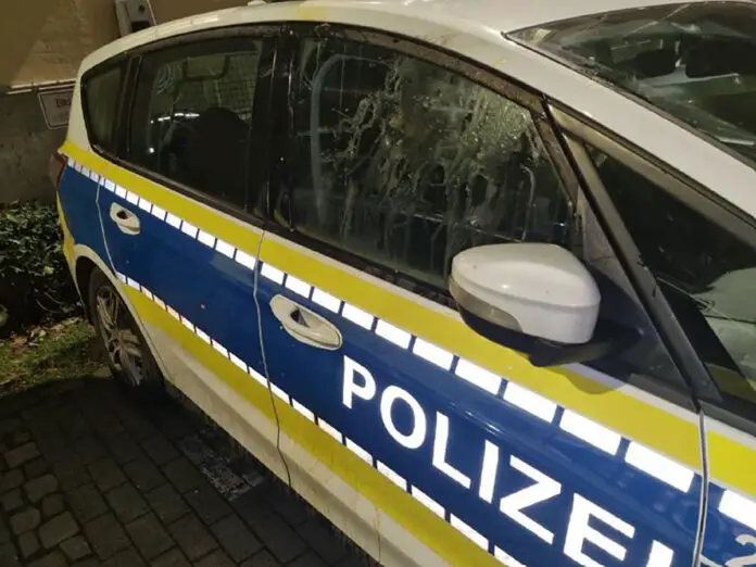 Eier auf Streifenwagen der Polizei