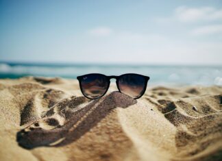 Sonnenbrille am Strand