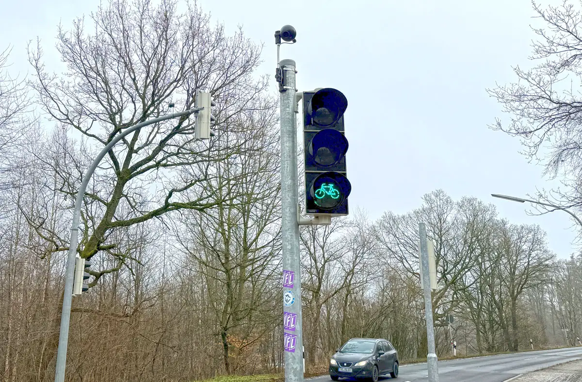 Kein Fahrradfahrer weit und breit: der PKW wird trotzdem ausgebremst und es gibt grün für einen 'Geister-Radler'