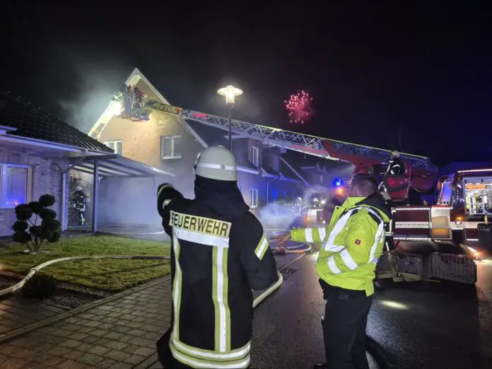 1000065249 Feuerwehr löscht brennenden Carport in Bissendorf Natbergen