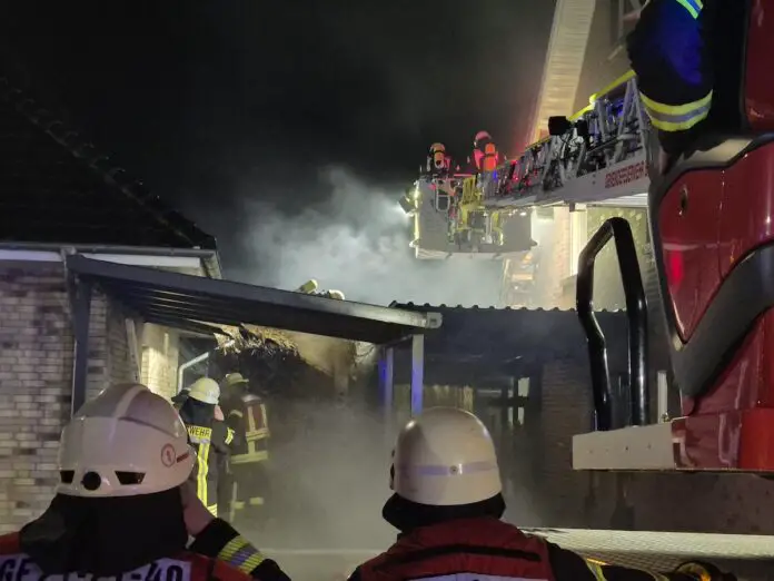 1000065283 Feuerwehr löscht Carport in Bissendorf Natbergen