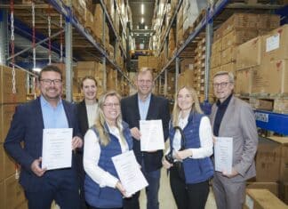 Besiegelten jetzt die Kooperation (v.li.): MaßArbeit-Vorstand Lars Hellmers, Kerstin Hüls, Servicestelle Schule-Wirtschaft MaßArbeit, Mailyn Düsterhues, Personalleiterin Franz Joseph Schütte GmbH, Harald Brinkmeyer, Fachkonferenzleiter Wirtschaft der Realschule Wallenhorst, Daniela Höckelmann, Geschäftsführerin Franz Joseph Schütte GmbH, und Otto Steinkamp, Bürgermeister Wallenhorst. / Foto: Uwe Lewandowski, MaßArbeit