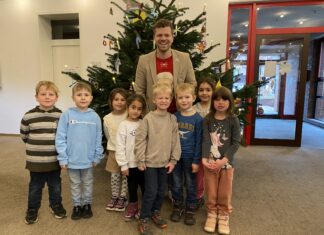 Gute Nachricht des Tages: Kita-Kinder schmücken den Weihnachtsbaum im Rathaus Lotte Zufriedene Gesichter im Rathaus Lotte. / Foto: Nina Jostmeier