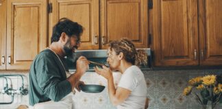 Schon die Küche möglichst häufig zu verwenden, ist gelebte Nachhaltigkeit; besonders, wenn dadurch weniger außer Haus gegessen wird. (Bild: stock.adobe.com © simona)