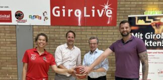 (von links) Spielerin Kamilla Ogun, OSC-Geschäftsführer Sascha Bartsch, Johannes Hartig (Vorstandsvorsitzender Sparkasse Osnabrück) und Trainer Sasa Cuic gehen auch für die nächsten zwei Jahre gemeinsame Wege unter dem Markennamen GiroLive-Panthers.