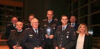 Gruppenbild der langjährigen Mitglieder der Freiwilligen Feuerwehr der Stadt Georgsmarienhütte mit Bürgermeisterin Dagmar Bahlo
