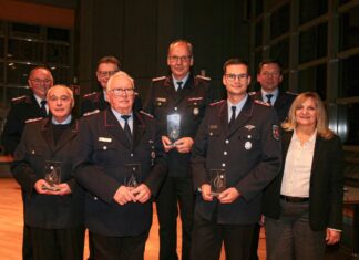 Gruppenbild der langjährigen Mitglieder der Freiwilligen Feuerwehr der Stadt Georgsmarienhütte mit Bürgermeisterin Dagmar Bahlo