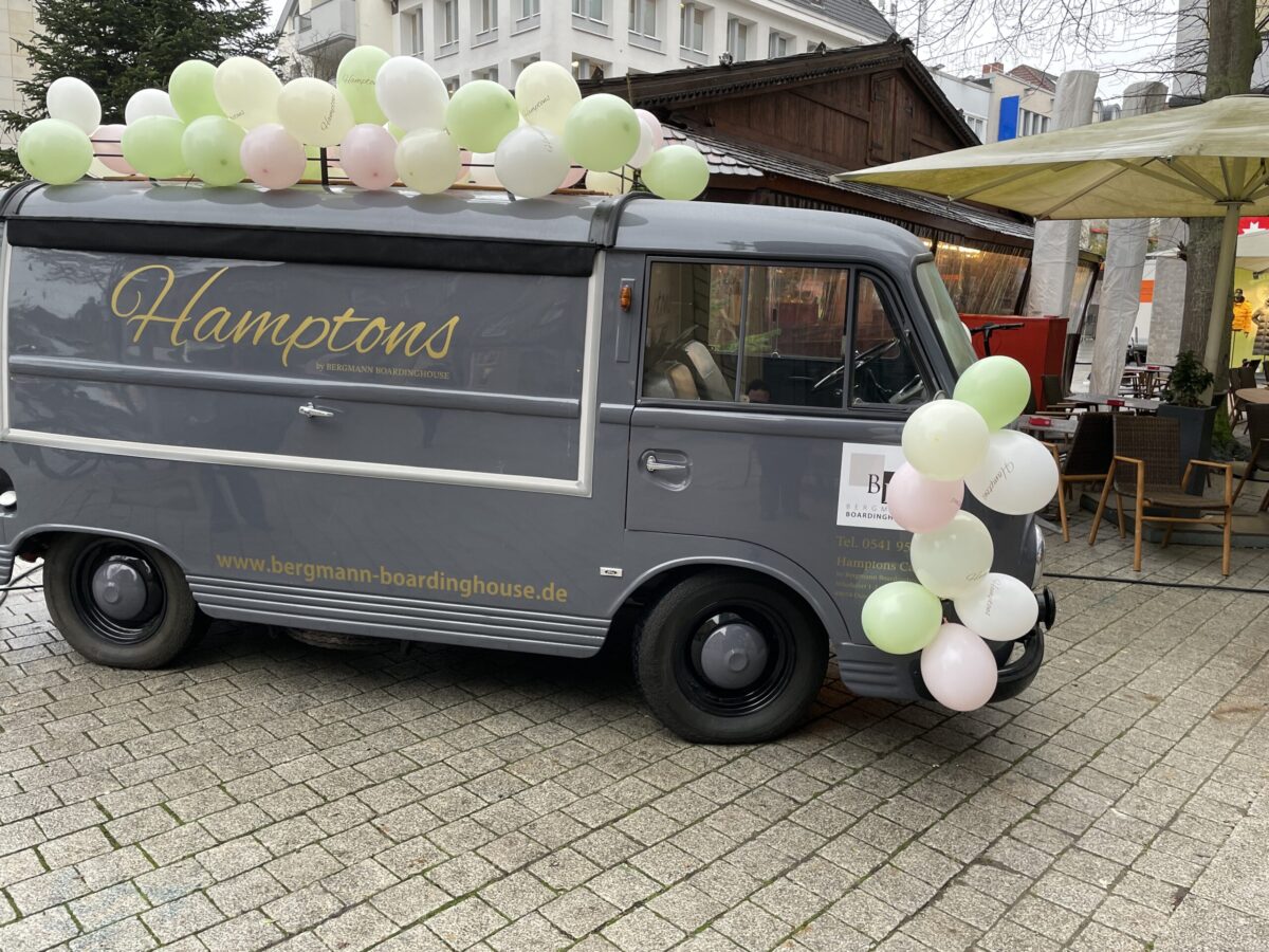 Café Hamptons am Nikolaiort in Osnabrück eröffnet Das mobile Café vom Hamptons kann für Events gemietet werden. / Foto: Dominik Lapp