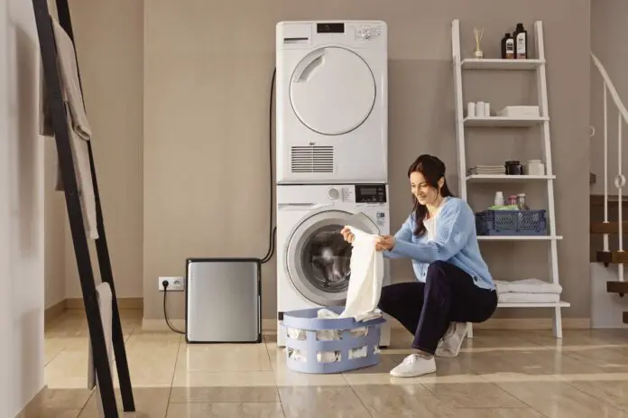 Frau mit Waschmaschine