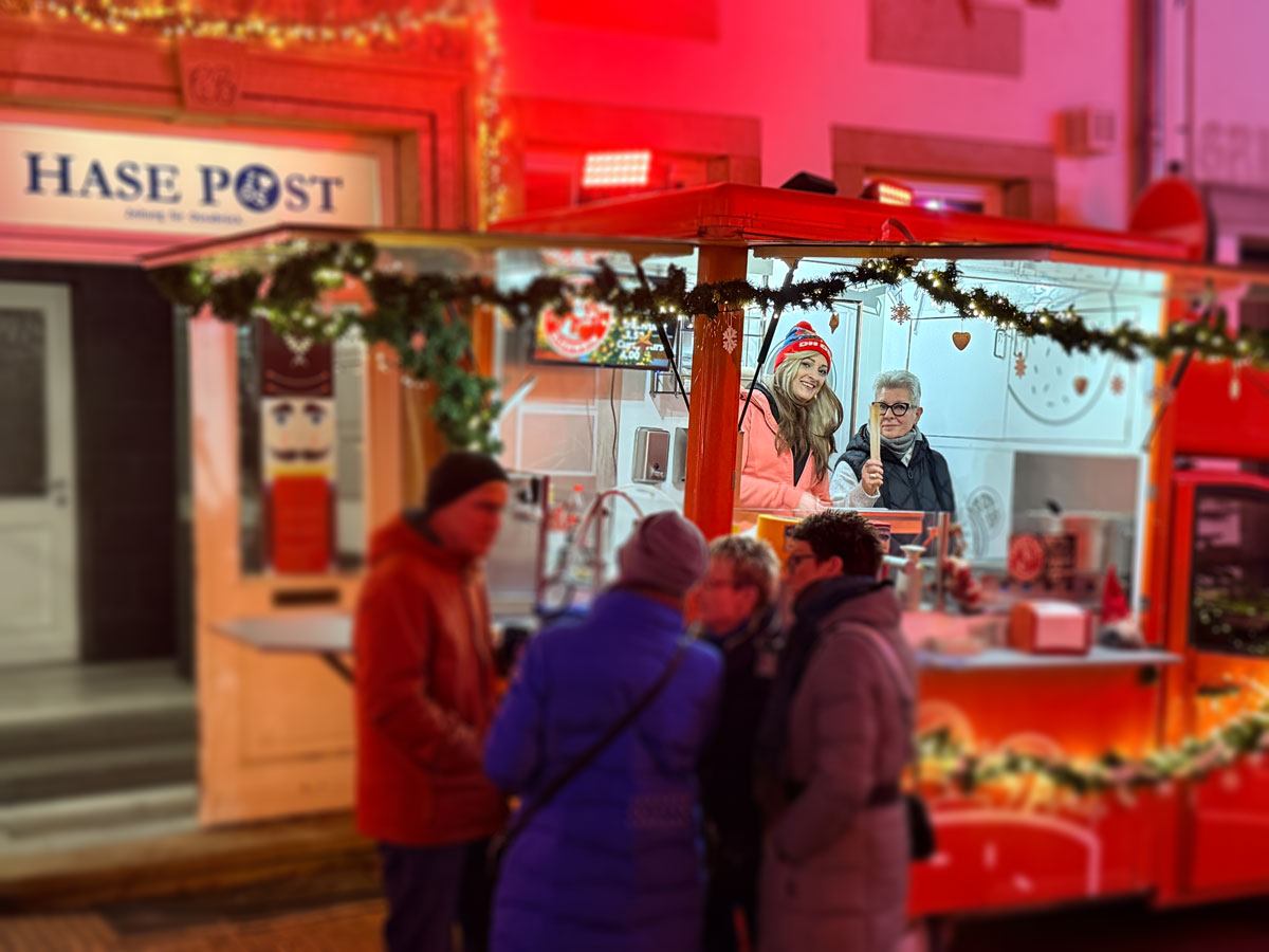 Auch am Samstag lädt der HASEPOST-Foodtruck zum Verweilen bei Glühwein ("Heisser Hase") und Bratwurst ein