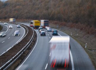 Bombenverdacht: Vollsperrung der A30 bei Ibbenbüren am 31. August möglich Schneller Verkehr auf der Autobahn (Symbolbild)