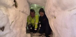 Vater und Sohn im Iglu. / Foto: Privat