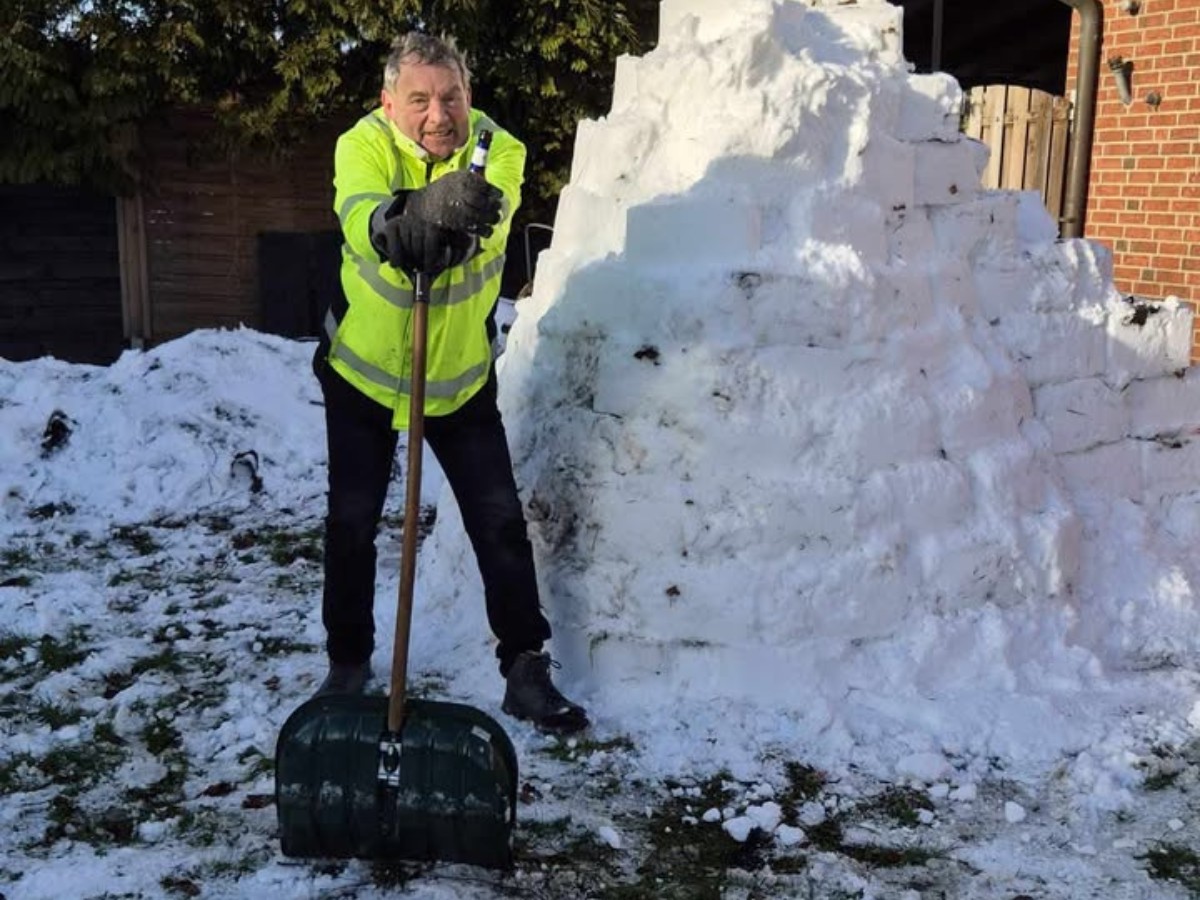 Ein stolzer Iglu-Baumeister. / Foto: Privat